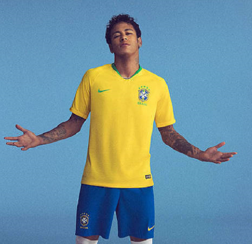 Neymar exibe a nova camisa da seleção brasileira - Foto: Divulgação