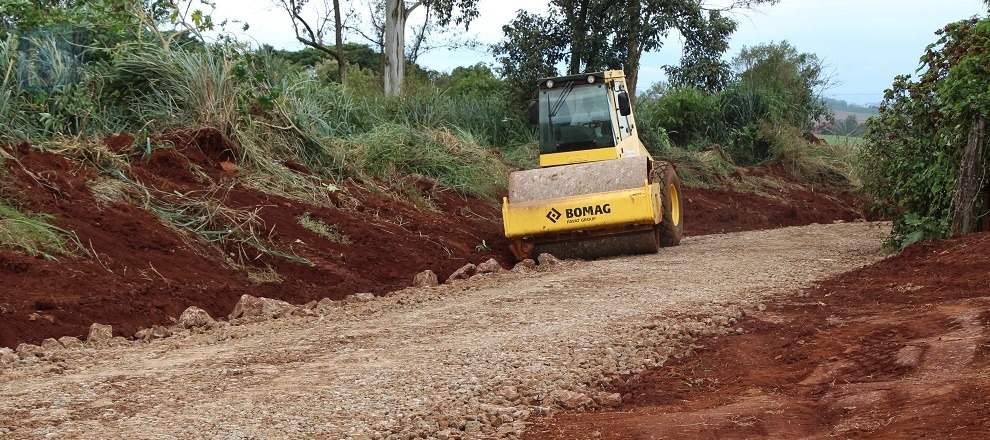 Vereador Tato quer que seja usado rolo compressor para assentar as pedras que ficam soltas nas estradas / Foto: Ilustrativa