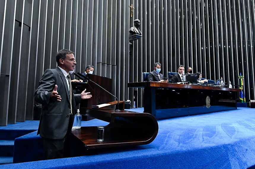 O relator, Marcio Bittar (Esq.), defende a PEC em sessão presidida por Rodrigo Pacheco (Mesa)Waldemir Barreto/Agência Senado