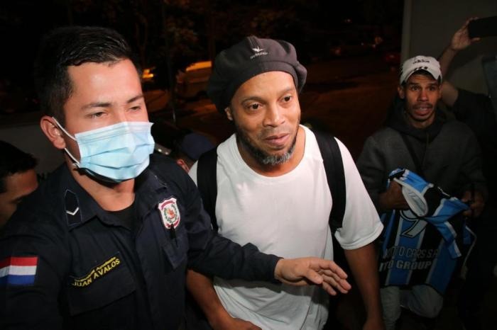 Ronaldinho e o irmão Assis pagaram depositaram caução de 1,6 milhão de dólares / Foto::Jorge Jara / Grupo Nación