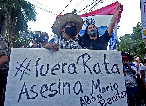 Manifestantes exigem a demissão do presidente paraguaio Mario Abdo Benitez, em frente ao Congresso em Assunção, nessa sexta-feira (5) - NORBERTO DUARTE / AFP