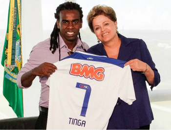 Tinga, jogador do Cruzeiro, recebe o apoio da presidenta Dilma Rousseff após episódio de racismo em uma partida da Copa Libertadores da América