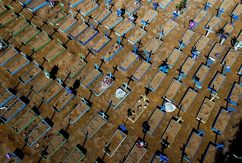 Vista aérea do setor de covid-19 do cemitério Nossa Senhora Aparecida, em Manaus (AM); Brasil é considerado o epicentro da pandemia no mundo desde o mês passado - Michael Dantes/AFP