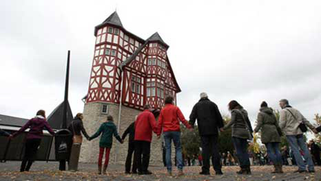 Fiéis protestam na casa do bispo de Limburg