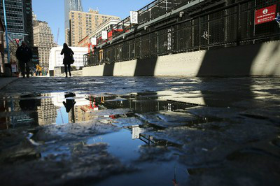 Pessoas caminham no South Street Seaport, área de Manhattan, em Nova York, que foi alagada pelo furacão Katrina. O novo relatório do IPCC sugere um futuro sombrio para o mundo.